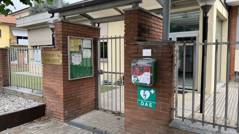 Inaugurato a Oleggio Castello il defibrillatore in memoria di Daniele